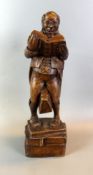 "Der Bücherwurm", stehende Figur eines Lesenden, Lindenholz,