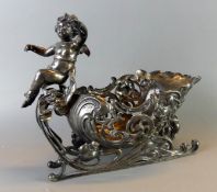 Kleine Jardiniere, in Schlittenform, mit plastischer Puttendarstellung,