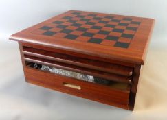 Spielekasten, Holz, mit verschiedenen Spielbrettern, u.a. Schach,