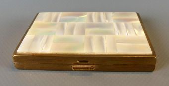 Puderdose, Agme, 18karat vergoldet, Perlmuttdeckel, Made in Switzerland,