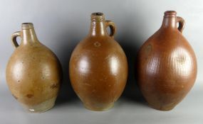 Drei Frechener Krüge, Braunes Steinzeug, salzlasiert, H. ca. 40, 44 cm