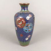 Kleine Cloisonné-Vase - Japan 19. Jh., Balusterform, Kupfervase, floraler Dekor mit polychromem Ema