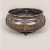 Dreibeiniger Weihrauchbrenner - China, Bronze mit brauner Patina, leicht gebauchter niedriger Korpu