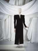 Yves Saint Laurent, collection Haute Couture, circa 1983. Robe du soir longue en velours de soie ...