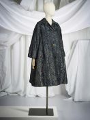 Christian Dior Boutique, collection Couture, circa 1955. Manteau du soir en broché à la...