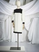 Yves Saint Laurent, collection Haute Couture, Automne-Hiver 1965. Robe en drap en crêpe de s...