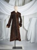 Yves Saint Laurent, collection Haute couture, Automne-Hiver 1970. Manteau en daim marron clout...
