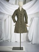 Christian Dior, collection Haute Couture, Automne-Hiver 1954/1955. Manteau en broché de la m...