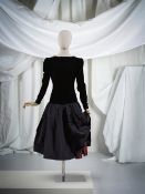 Yves Saint Laurent, collection Haute Couture, Automne-Hiver 1974. Robe de cocktail en velours de ...
