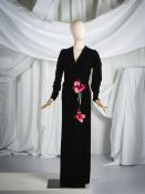 Yves Saint Laurent, collection Haute Couture, circa 1970. Robe du soir longue en velours de soie ...