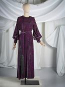 Yves Saint Laurent, collection Haute Couture, Automne-Hiver 1970. Robe du soir en velours de soie...