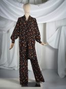 Yves Saint Laurent, collection Haute Couture, Automne-Hiver 1975. Ensemble du soir en soie noire ...