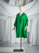 Givenchy, collection Haute Couture, circa 1958/1960. Manteau du soir ample en satin de soie é...