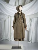 Anonyme, circa 1950. Ensemble 5 pièces: manteau, jupe, 2 chapeaux, ceinture, en velours ...