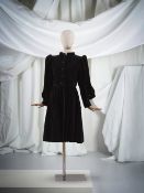 Yves Saint Laurent, collection Haute Couture, Automne-Hiver 1982. Manteau en velours noir. Yves S...