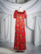 Yves Saint Laurent, collection Haute Couture, Printemps-Eté 1972. Robe du soir longue en soi...