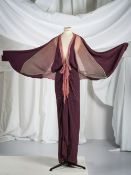Anonyme, circa 1930. Manteau du soir en crêpe aubergine et mousseline dégradée Ano...