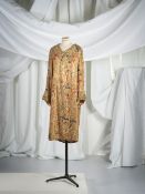 Anonyme, circa 1910/1915. Manteau du soir en lamé or. Anonymous, circa 1910/1915. Evening co...