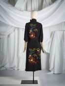 Jeanne Lanvin, collection Haute Couture, circa 1925. Manteau du soir en crêpe noir rebrod...