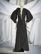 I. Magnin & Co, collection Couture, circa 1938/1940. Manteau du soir en taffetas de soie noir.I. ...