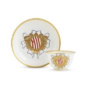 Bol à thé et soucoupe armoriés en porcelaine de Meissen provenant du service Grima...