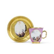 Gobelet à deux anses et soucoupe à fond violet en porcelaine de Meissen, vers 1735-40 A...