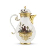 Cafetière couverte en porcelaine de Meissen, vers 1740-45 A Meissen coffee pot and cover, ci...
