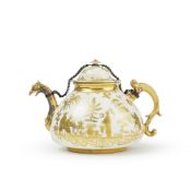 Théière couverte en porcelaine de Meissen à décor Hausmaler, vers 1725 A Meis...