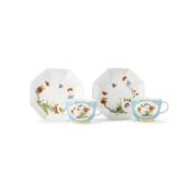 Deux tasses à deux anses et soucoupes en porcelaine de Meissen à fond bleu pâle, v...