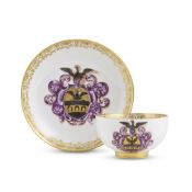 Bol à thé et soucoupe armoriés en porcelaine de Meissen provenant du service Ferra...
