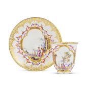 Gobelet et soucoupe en porcelaine de Meissen, vers 1730 A Meissen beaker and saucer, circa 1730