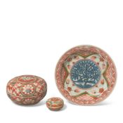 A KINRANDE 'LONGEVITY' DISH AND TWO CIRCULAR BOXES AND COVERS Ming Dynasty (5)