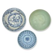 A BLUE AND WHITE SWATOW 'QILIN' DISH, AN INCISED CELADON-GLAZED 'MYTHICAL HORSES' DISH AND A BLU...
