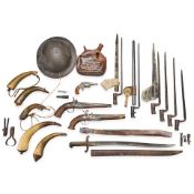 A GROUP OF 19TH/EARLY 20TH CENTURY MILITARY ITEMS.