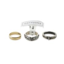 Claire's three wedding rings Various Seasons and Episodes 3
