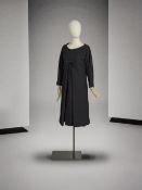Christian Dior, collection Haute Couture, Automne-Hiver 1957. Robe de petit dîner en crê...