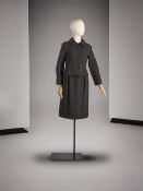 Christian Dior, collection Haute Couture, Automne-Hiver 1964. Tailleur jupe en lainage chiné...