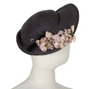 Christian Dior, collection Haute Couture, circa 1948-1950. Chapeau en paille noire. Christian Dio...