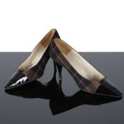 Christian Dior crée par Roger Vivier, circa 1958-1960. Paire d'escarpins en cuir verni et la...