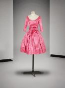 Christian Dior Patron Original , collection Couture, circa 1958. Robe du soir courte en satin ros...