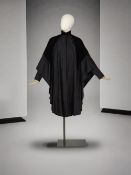 Christian Dior, collection Haute Couture, Automne-Hiver 1981. Ensemble en flanelle et velours. Ch...