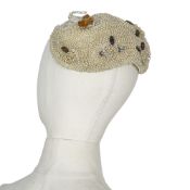 Christian Dior, collection Haute Couture, circa 1948-1950. Coiffe rebrodée de perles. Christ...