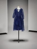 Christian Dior, collection Haute Couture, Automne-Hiver 1962. Ensemble en gaze de soie marine. Ni...