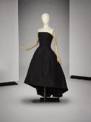 Christian Dior, collection Haute Couture, Automne-Hiver 1955. Robe grand soir en reps noir. Chris...