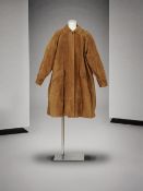 Christian Dior, collection Haute Couture, Automne-Hiver 1979. Ample manteau en porc velours beige...