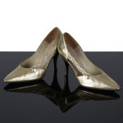 Christian Dior & Roger Vivier, circa 1958-1960. Paire d'escarpins en cuir métallisé or....