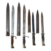 Vier deutsche Bajonette, zwei Seitengewehre 98/05 und zwei Seitengewehre 84/98 mit Scheiden