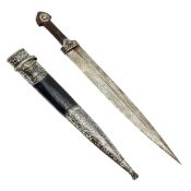 Kaukasischer Kinschal mit Niello-Einlagen und Silberbeschlägen an Griff und Scheide