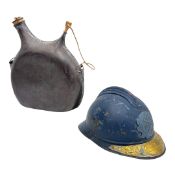 Französischer Adrian-Helm mit Sanitätsabzeichen und Messing-Gedenkplatte 1914–1918 sowie Feldflasche