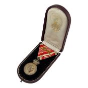 Österreich Franz Joseph I. Silberne Signum Laudis mit Schwertern im Widmungsetui Mayer's Söhne